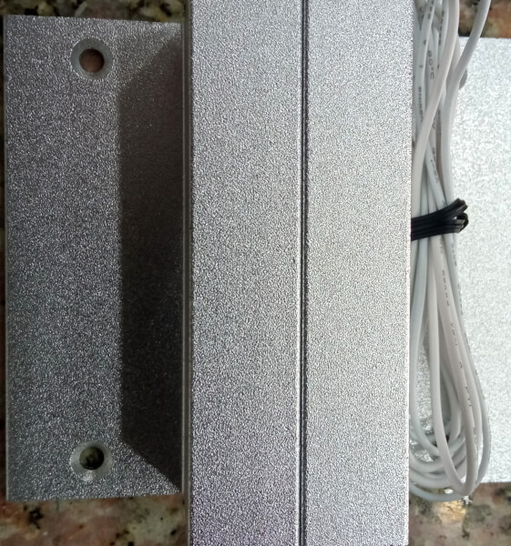 Angled magnetic door contact sensor